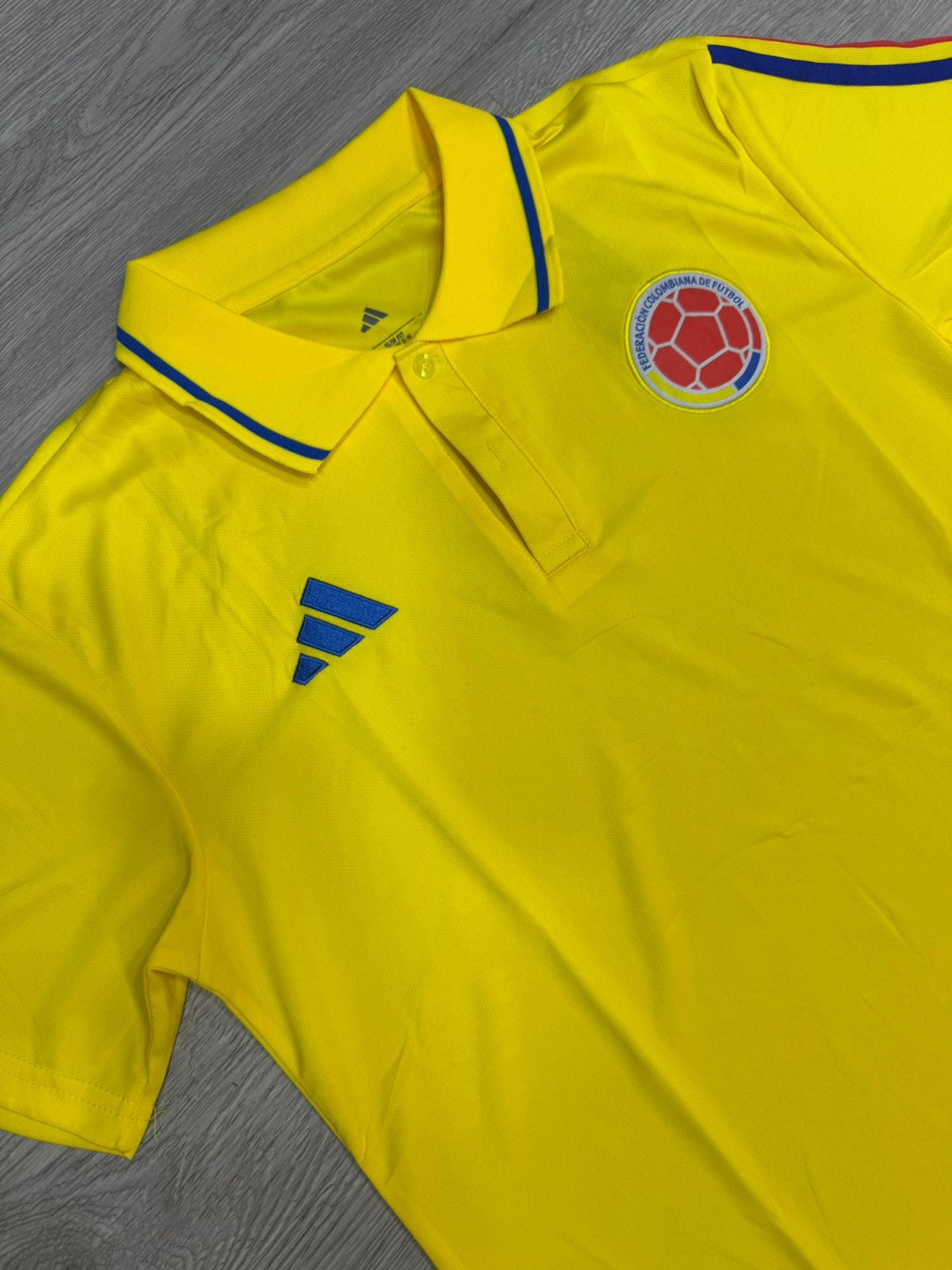 Camiseta presentación tipo polo amarilla Colombia Mundial 2026