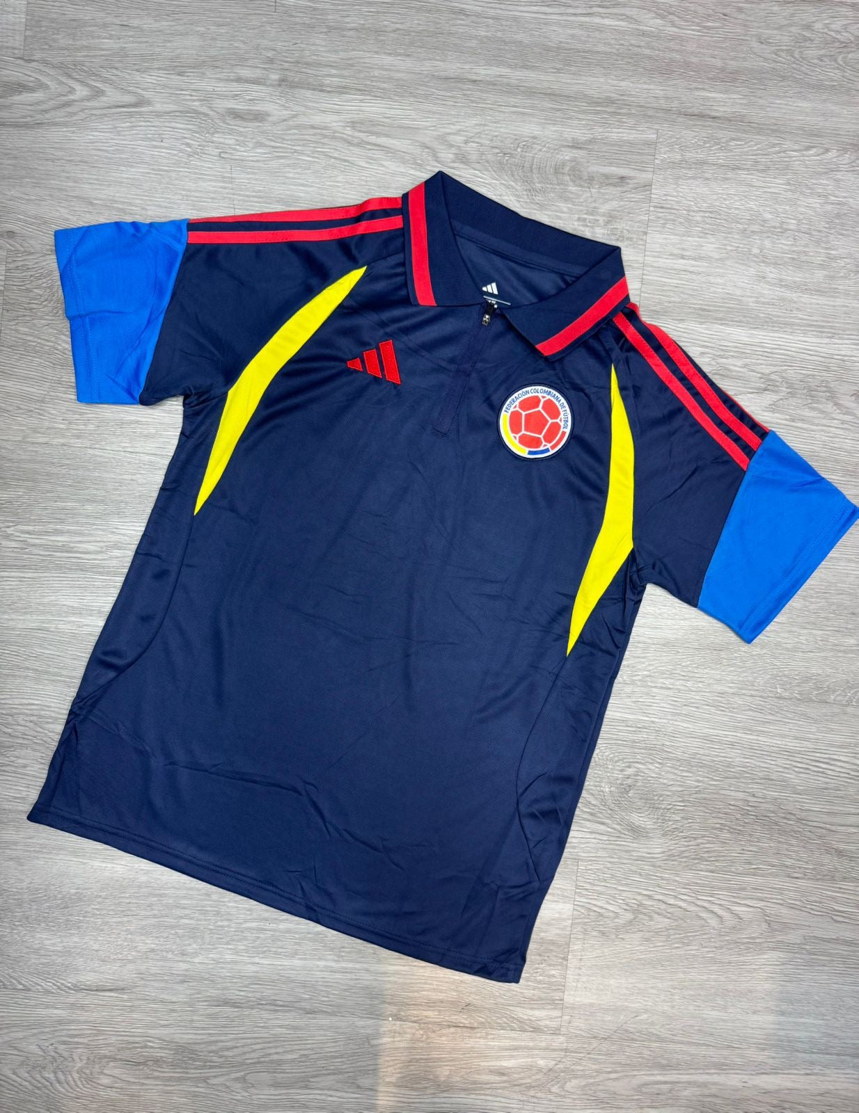 Camiseta presentación tipo polo azul Colombia Mundial 2026